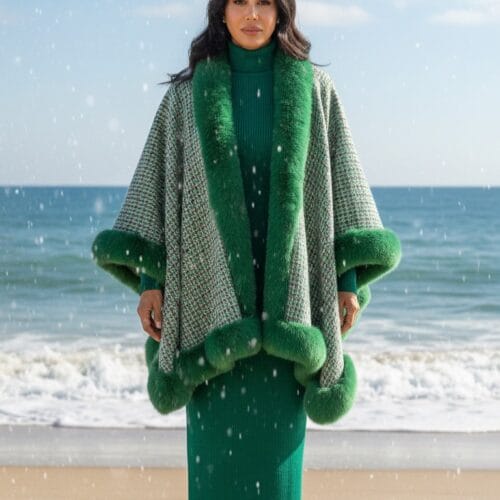 • Lüks ve Renkli: Tüvit Dokulu ve Zümrüt Yeşili Kürk Detaylı Panço